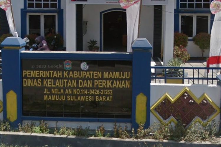 Kantor Dinas Kelautan dan Perikanan Mamuju, Sulawesi Barat di Jalan Nelayan, Kecamatan Mamuju.