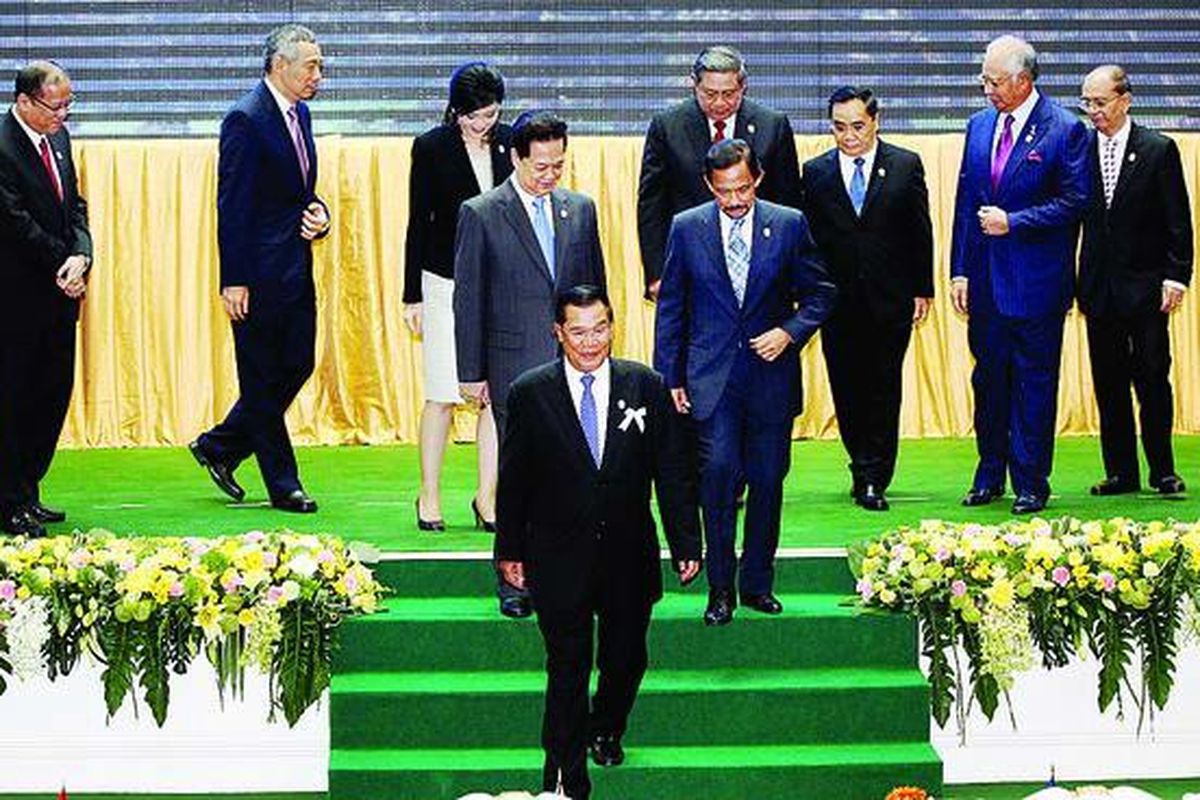 Perdana Menteri (PM) Kamboja Hun Sen (depan) meninggalkan panggung diikuti (dari kiri ke kanan) Presiden Filipina Benigno Aquino III, PM Singapura Lee Hsien Loong, PM Thailand Yingluck Shinawatra, PM Vietnam Nguyen Tan Dung, Sultan Brunei Hassanal Bolkiah, Presiden RI Susilo Bambang Yudhoyono, PM Laos Thongsing Thammavong, PM Malaysia Najib Razak, dan  Presiden Myanmar Thein Sein setelah sesi foto bersama seusai pembukaan KTT Ke-21 ASEAN di Phnom Penh, Kamboja, Minggu (18/11).
