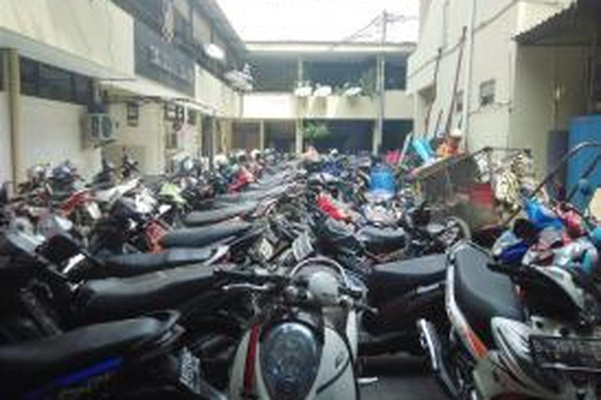 Area parkir di Kantor Polres Jakarta Pusat penuh dijejali sepeda motor pada Jumat (7/8/2015)