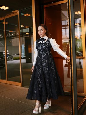 Tasya Farasya tampil elegan dengan gaun couture hitam-putih saat mewawancarai Meryl Streep dan Anne Hathaway, penuh detail klasik modern.
