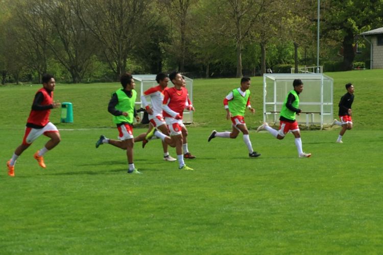 Para pemain Garuda Select tetap semangat mengikuti latihan meski tengah berpuasa, Selasa (7/5/2019).