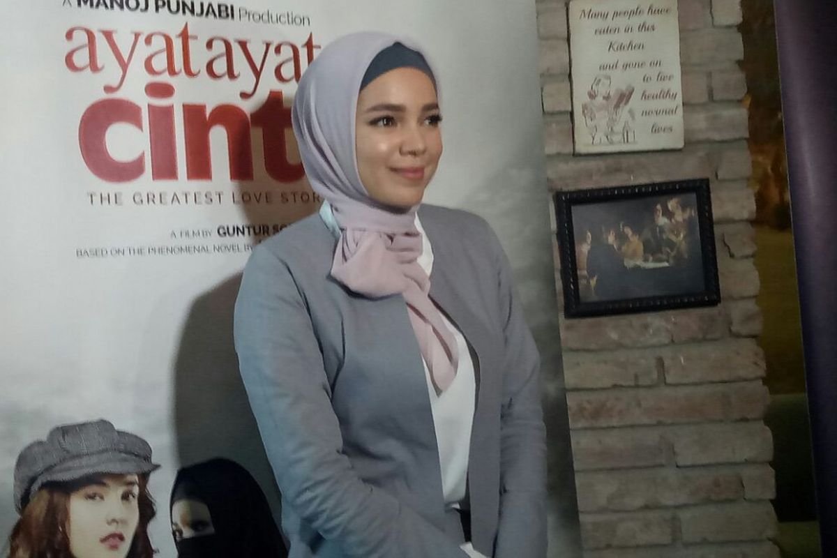 Dewi Sandra saat ditemui setelah jumpa pers peluncuran official poster dan trailer Ayat Ayat Cinta 2 di MD Place, Setiabudi, Jakarta Selatan, Selasa (24/10/2017).