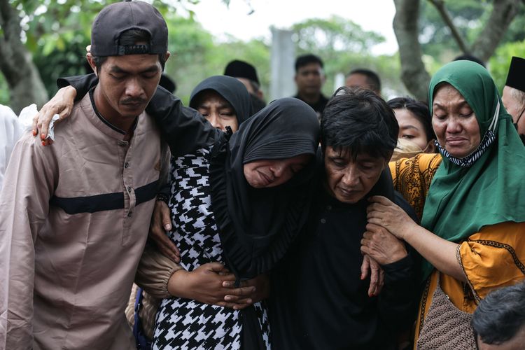 Yusnia, ibu salah satu korban robohnya tembok sekolah MTsN 19 Pondok Labu, Jakarta, Dendis Al Latif  tak kuasa menahan haru saat pemakaman anaknya di TPU Kampung Kandang, Jakarta Selatan, Jumat (7/10/2022) . Peristiwa ini mengakibatkan 3 orang siswa meninggal dunia dan 3 lainnya luka-luka.