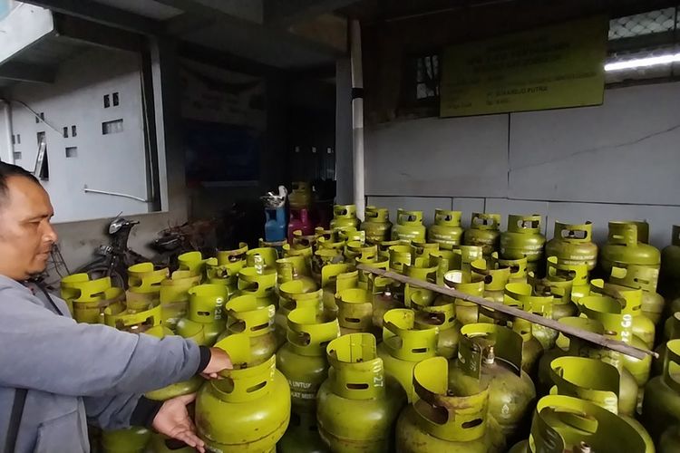 Salahsatu pegawai di Pangakalan Kota Tasikmalaya, Jawa Barat, sedang membereskan gas elpiji subsidi 3 kg di gudangnya pada Senin (16/1/2023).