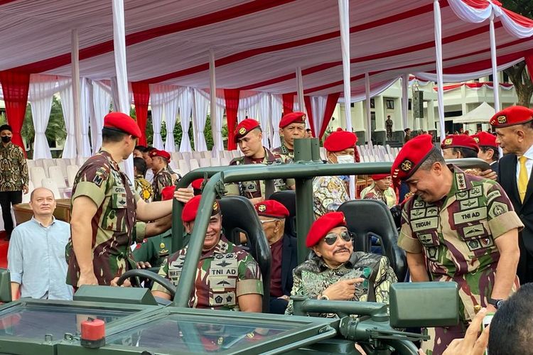 Mantan Kepala Badan Intelijen Negara (BIN) Abdullah Mahmud (AM) Hendropriyono menghadiri perayaan hari ulang tahun (HUT) ke-71 Komandan Pasukan Khusus (Kopassus) di Lapangan Kopassus, Cijantung, Jakarta Timur, Senin (17/4/2023) sore. Usai upacara peringatan, para sesepuh menaiki rantis. Iwan bertindak sebagai sopir, menyopiri Hendropriyono yang duduk di depan. Di kursi belakang, ada sesepuh Kopassus lain seperti Ketua Persatuan Purnawirawan TNI AD Letjen (Purn) Doni Monardo, Ketua Tim Pelaksana Komite Kebijakan Industri Pertahanan (KKIP) Kemenhan Letjen (Purn) Suryo Prabowo hingga Wakil Ketua DPR Lodewijk F Paulus.