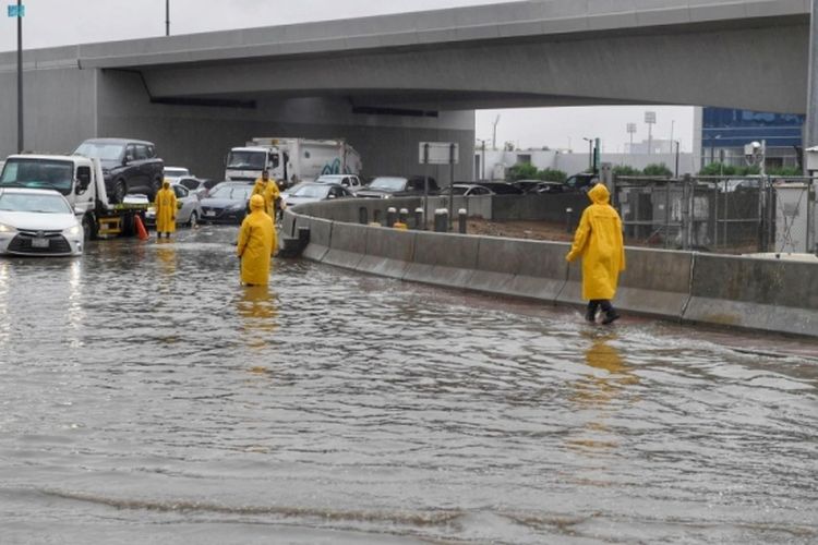 Banjir terjadi di Jeddah Arab Saudi, Kamis (24/11/2022). Menurut Pusat Meteorologi Nasional (NCM), jumlah hujan yang diterima di Jeddah dalam enam jam sejak Kamis pagi melebihi jumlah yang tercatat selama banjir tahun 2009.