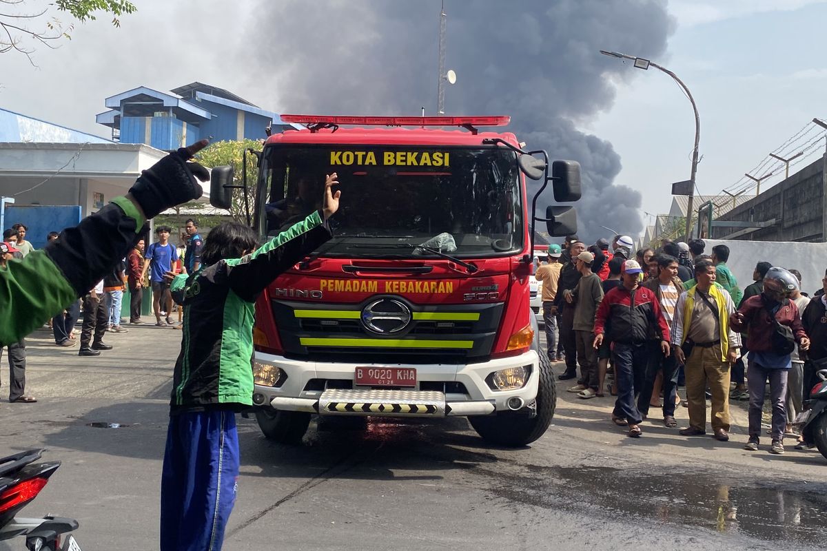 14 Mobil Damkar Dikerahkan untuk Padamkan Kebakaran Pabrik Pakan Ternak di Bekasi