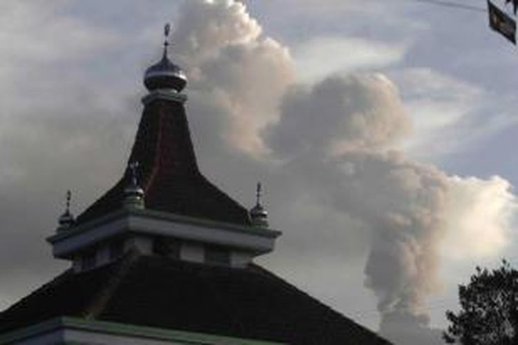 Gunung Raung memuntahkan material vulkanik terlihat dari Melaten, Jawa Timur, 12 Juli 2015. Letusan Gunun Raung telah mengakibatkan sejumlah bandara lokal di Jawa Timur dan Bandara Ngurah Rai Bali sempat ditutup.