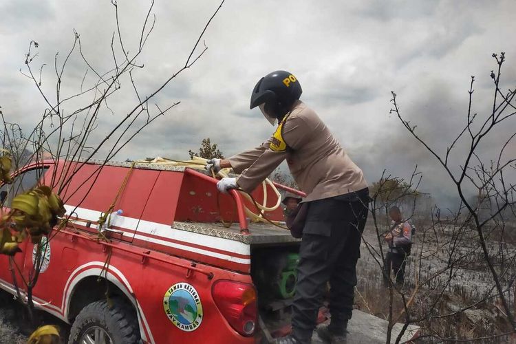 Personel Polres Lampung Timur dan tim gabungan melakukan pemadaman api yang membakar kawasan hutan Taman Nasional Way Kambas (TNWK), Kamis (24/11/2022). Diduga kebakaran itu dilakukan dengan sengaja oleh sejumlah pelaku.