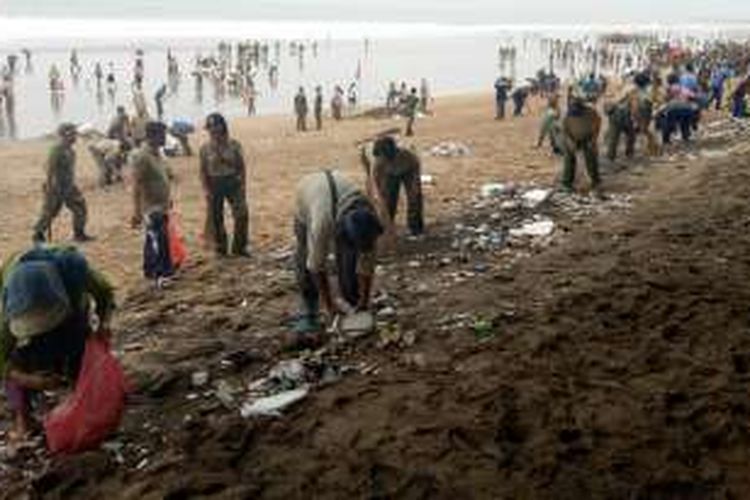 Personil TNI bersih-bersih Pantai Kuta, Kuta, Badung, Bali, Sabtu(17/12/2016)
