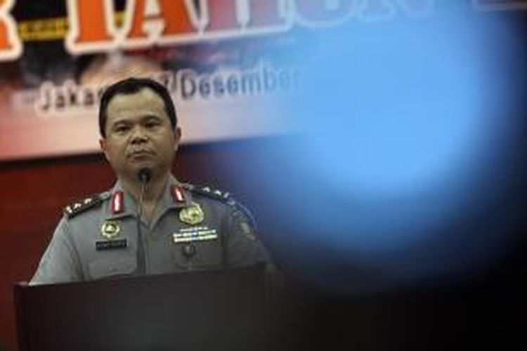 Kepala Divisi Humas Mabes Polri Irjen Pol Ronny F Sompie memberikan sambutan dalam acara Siaran Pers Akhir Tahun Polri di Markas Besar Polri, Jakarta, Jumat (27/12/2013). Dalam acara tersebut Kapolri memaparkan kinerja Polri pada tahun 2013 khususnya yang berkaitan dengan kasus terorisme, narkoba, korupsi dan pengawasan internal Polri. (TRIBUNNEWS/DANY PERMANA)