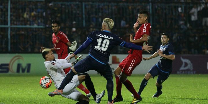 Cristian Gonzales mencetak gol Arema FC ke gawang Semen Padang pada partai semifinal kedua Pioala Presiden di Stadion Kanjuruhan, Malang, Minggu (5/3/2017).