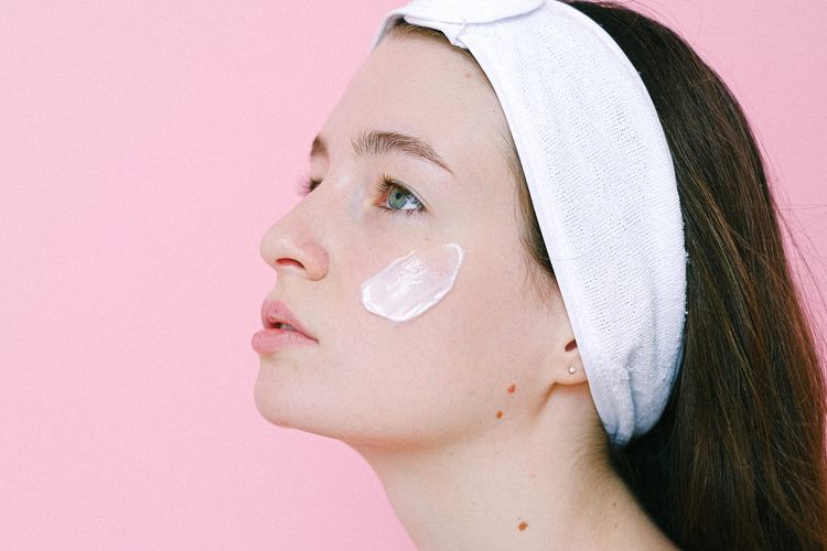 Penggunaan moisturizer bisa membantu menjaga kelembaban kulit wajah dan mencegah penuaan