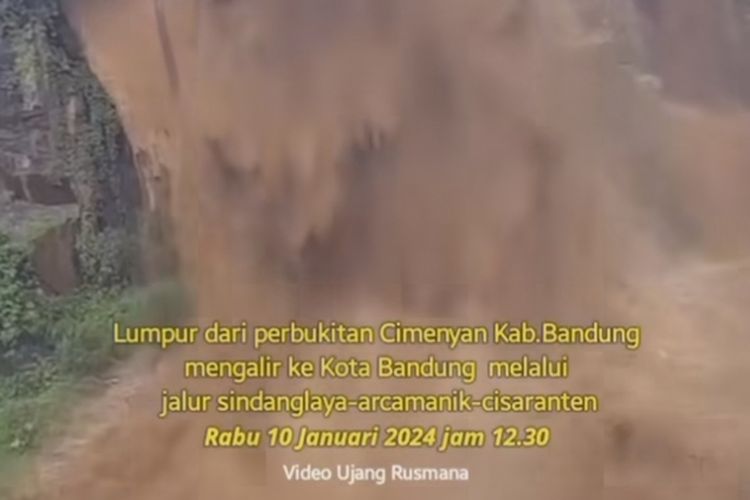 Pengelolan dan petugaa kepolisian saat mengkonfirmasi soal aliran air Curug Batu Tempel di Kecamatan Cimenyan, Kabupaten Bandung, Jawa Barat yang meninggi