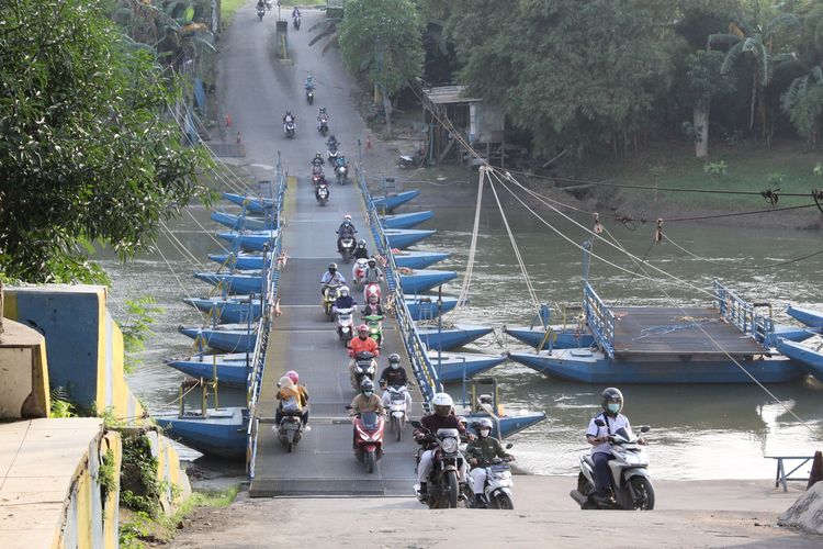 Jembatan perahu ponton milik Muhammad Endang Junaedi atau dikenal Haji Endang menghubungkan Dusun Rumambe 1, Desa Anggadita, Kecamatan Klari dengan Desa Parungmulya, Kecamatan Ciampel, Kabupaten Karawang.