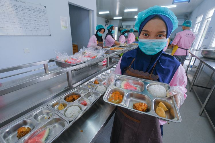 Relawan mengemas menu Makan Bergizi Gratis (MBG) di SPPG Polda Sultra, Kendari, Sulawesi Tenggara, Senin (19/1/2026). Kementerian Kesehatan mencatat hingga 8 Januari 2026 sebanyak 4.535 SPPG telah memiliki Sertifikat Laik Higiene Sanitasi (SLHS) dari total 19.188 SPPG yang terdaftar di Badan Gizi Nasional (BGN). 