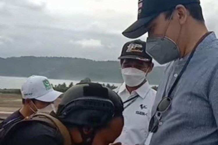 Jumatri, sang Brimob saat sedang mencium tangan Tuan Guru Bajang di Bukit 360 Sirkuit Mandalika. (Tribun Lombok/ Lalu Helmi)
