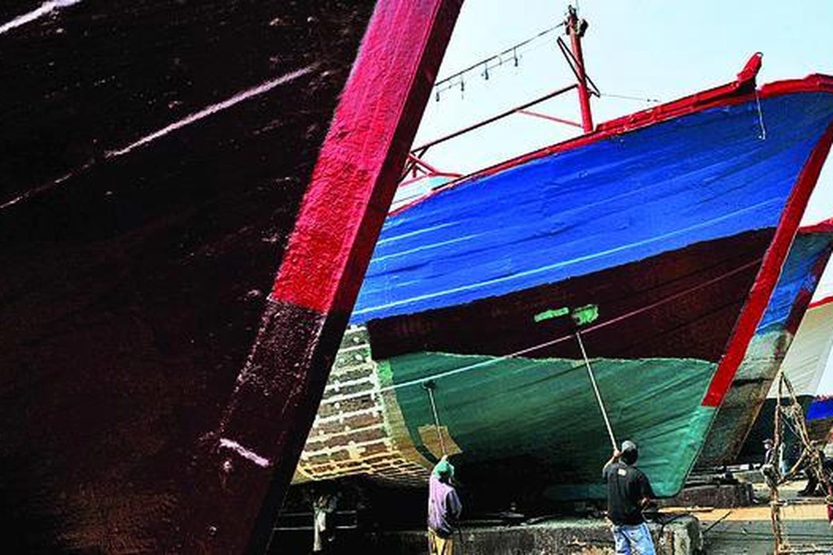 Pengecatan kapal yang selesai diperbaiki di galangan kapal Muara Angke, Jakarta, Rabu (24/10). Galangan kapal berperan penting sebagai industri penunjang perikanan tangkap, apalagi dengan makin bertambahnya kebutuhan kapal perikanan.