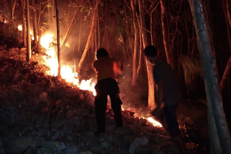 Kekeringan di Kabupaten Magetan menyebabkan kebakaran hutan dan lahan di Gunung Bancak Kabupaten Magetan. 