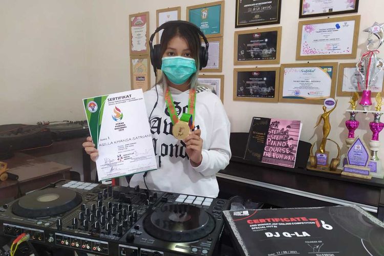 Aqilla Khansa Satriani (14) Disk Jockey cilik berprestasi asal Dusun Clowok, Desa Jambewangi, Kecamatan Pakis, Kabupaten Magelang, Jawa Tengah, Jumat (20/8/2021).