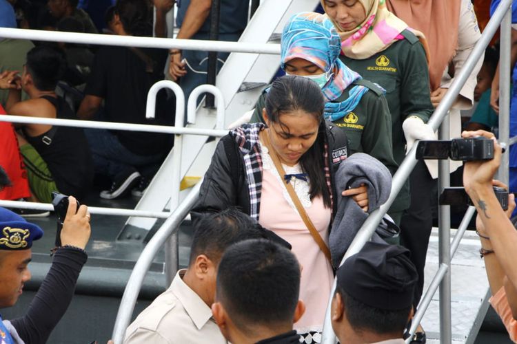 Usai dievakuasi, 106 penumpang korban kecelakaan di perairan Batu Putih Johor Malaysia, Kamis (19/4/2018), langsung dibawa ke Polairud Polda Kepri untuk menjalankan pemeriksaan. Sebelumnya, 106 penumpang ini berangkat dari Bandar Penawar, Johor, Malaysia menuju Batam, Kepulauan Riau (Kepri). Namun, dalam perjalanan, perahu yang ditumpangi mengalami kecelakaan di perairan Batu Putih, Kamis (19/4/2018) sekitar pukul 02.53 LT waktu setempat.