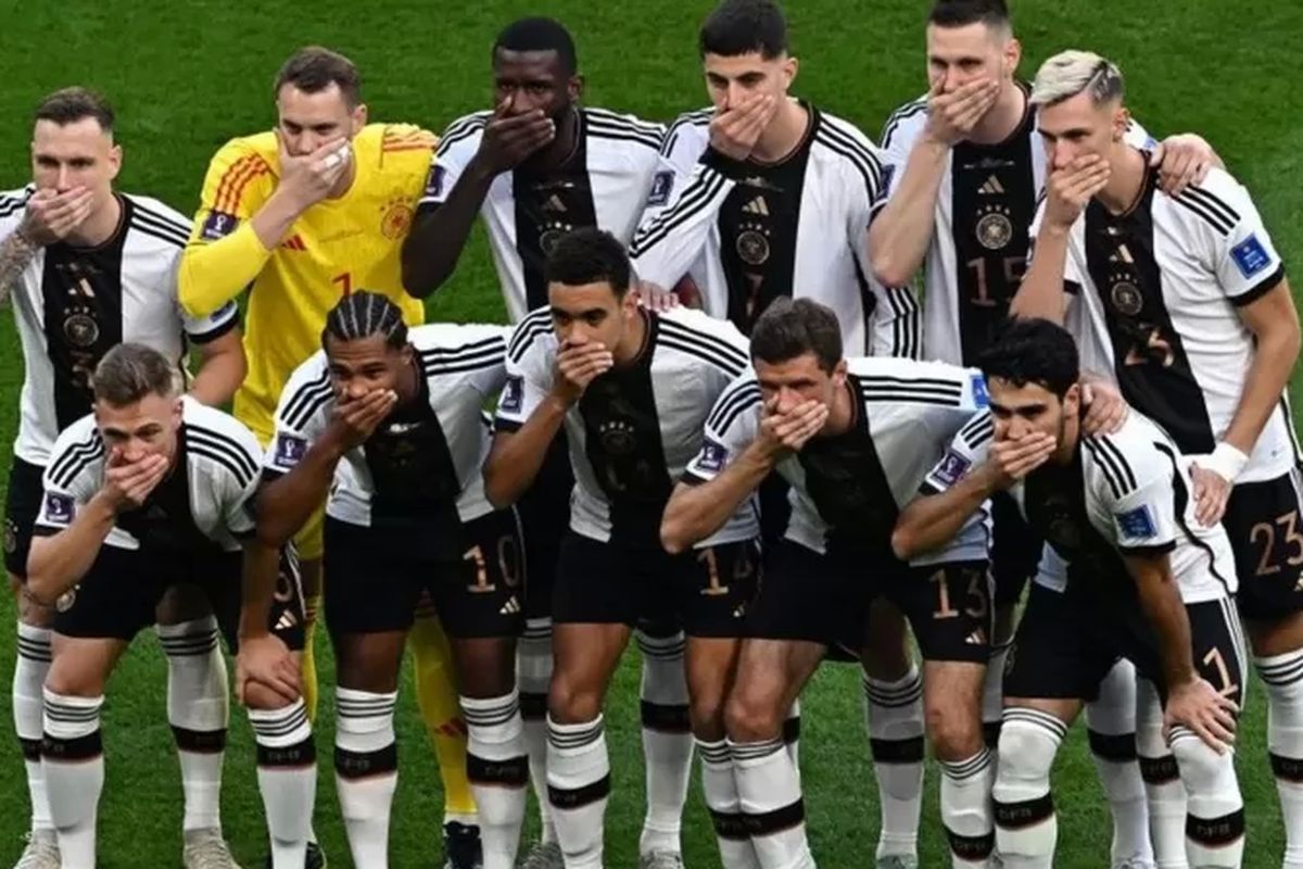 Para pemain timnas Jerman menutup mulut mereka sesaat sebelum pertandingan dimulai sebagai bentuk protes terhadap Piala Dunia Qatar.