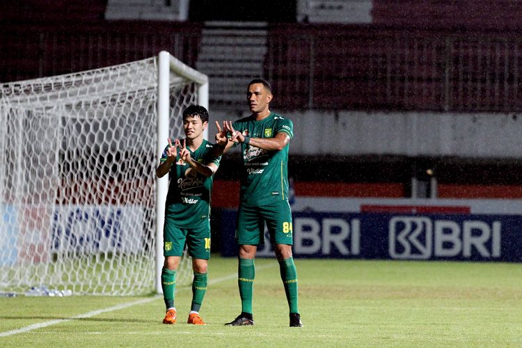 Pemain Persebaya Surabaya Alwi Slamat dan Taisei Marukawa melakukan selebrasi seusai menjebol gawang Persiraja Banda Aceh pada pekan 10 Liga 1 2021-2022 yang berakhir dengan skor 2-0 di Stadion Maguwoharjo Sleman, Minggu (31/10/2021) malam.