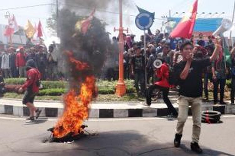 Ratusan mahasiswa di Kabupaten Jember, Jawa Timur, berunjuk rasa menolak rencana kenaikan harga BBM. Sebagai bentuk kekecewaan, terhadap pemerintah, mahasiswa membakar foto Presiden Jokowi dan Wakil Presiden Jusuf Kalla, Senin (17/11/2014).  