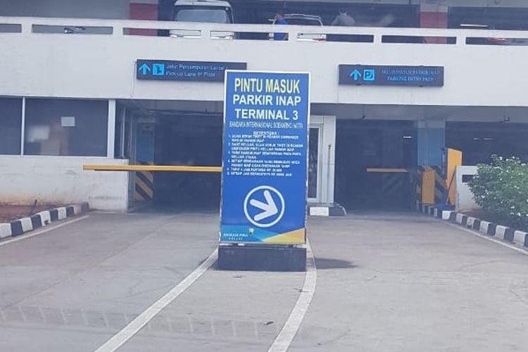 Papan penunjuk lokasi pintu pasuk parkir inap Terminal 3 Bandara Soekarno-Hatta. Pengguna kendaraan harus memperhatikan papan tanda seperti ini agar tidak salah masuk area parkir.