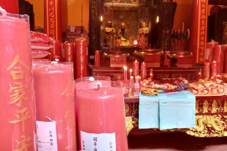 Lilin dan meja altar di Kelenteng Kwan Tie Miau, Pangkal Pinang, Kamis (23/1/2020).