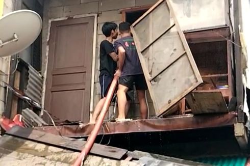 Bantu Padamkan Kebakaran di Pademangan, Warga Rebut Selang Petugas Damkar