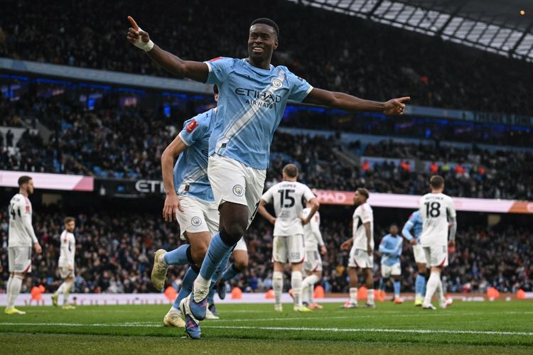 Marc Guehi merayakan gol pertamanya bagi Manchester City pada pertandingan babak keempat Piala FA Man City vs Salford City yang bergulir di Stadion Etihad, Sabtu (14/2/2026).