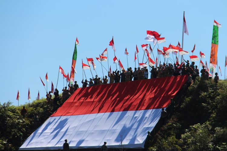 Masyarakat Krayan membentangkan bendera 12 x 10 meter di ketinggian 1.103 m mrnyambut HUT RI 75 dan sebagai simbol nasionalis warga perbatasan (dok Heberly)