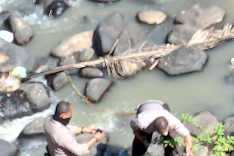 Polisi memeriksa lokasi temuan mayat bayi laki-laki di Desa Banjarsari, Kecamatan Selorejo, Kabupaten Blitar, Senin (25/7/2022)