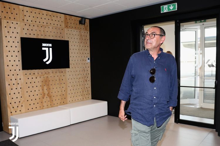 Maurizio Sarri untuk kali pertama mengunjungi tempat latihan Juventus. Pelatih asal Italia tersebut disambut oleh Direktur Olahraga, Fabio Paratici, dan Wakil Presiden, Pavel Nedved. 