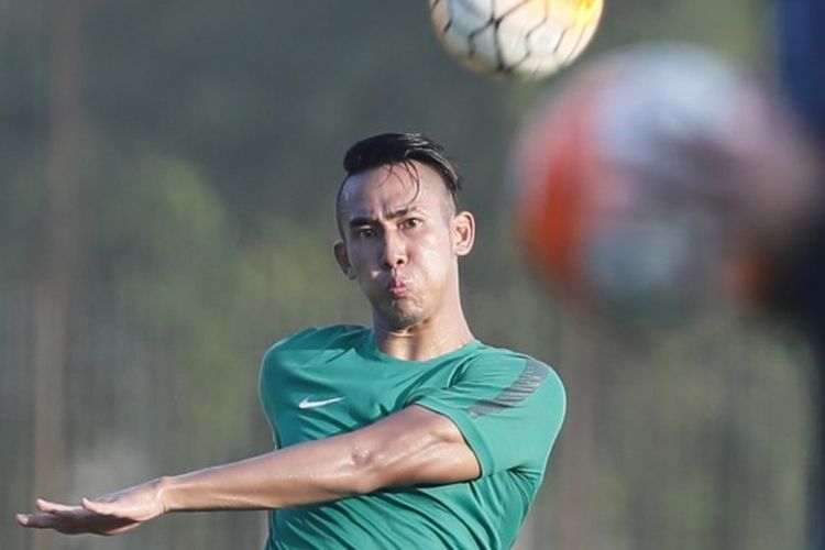 Aksi bek Persija, Ryuji Utomo, pada sesi seleksi Indonesia U-22 tahap ketiga di Lapangan Sekolah Pelita Harapan (SPH), Karawaci, Tangerang, Banten, Kamis (9/3/2017).