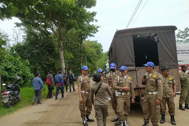 Saat anggota Satpol PP Kota Semarang akan melakukan penertiban lahan untuk normalisasi Sungai Beringin, Kota Semarang. Selasa (1/11/2022)