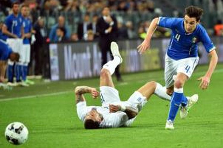 Bek kanan Torino, Matteo Darmian (kanan), saat memperkuat tim nasional Italia pada laga persahabatan melawan Inggris, di Stadion Juventus (31/3/2015)