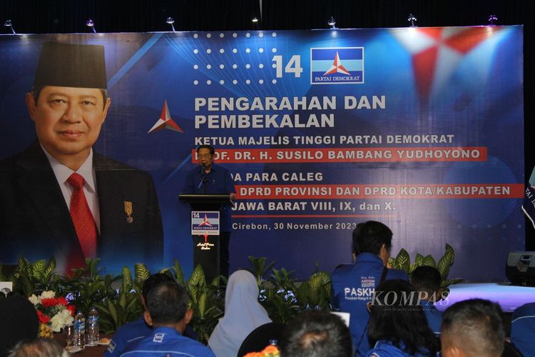 Ketua Majelis Tinggi Partai Demokrat Susilo Bambang Yudhoyono memberikan pengarahan dan pembekalan kepada calon anggota legislatif tingkat pusat, provinsi, dan kabupaten/kota di Hotel Prima, Kota Cirebon, Jawa Barat, Kamis (30/11/2023).
