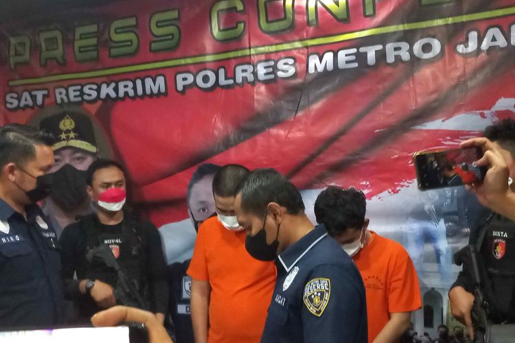 Konferensi pers pengungkapan pemalakkan kontraktor proyek pembangunan di Joglo, Kembangan, Jakarta Barat yang mengaku anggota ormas. Konferensi pers diselenggarakan di Mapolsek Kembangan, Kamis (26/8/2021).