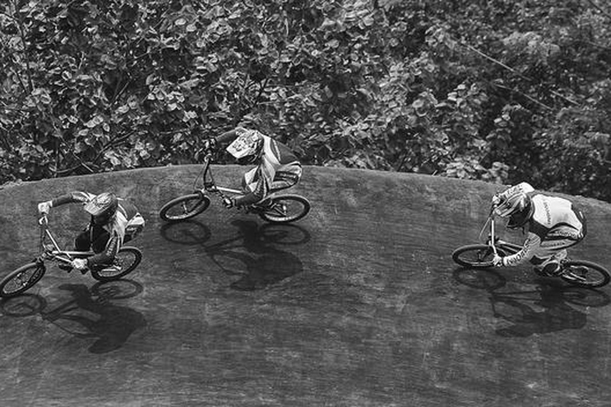 Pebalap disiplin BMX SEA Games XXVI/2011 berlatih dengan fokus soal teknik dan adaptasi dengan sirkuit BMX di Pantai Carnaval, Ancol, Jakarta Utara, Sabtu (1/10). Musuh berat bagi atlet BMX Indonesia dalam SEA Games/XXVI datang dari Thailand. Enam pebalap memperkuat tim inti BMX. Sektor putra diperkuat Tony Syarifudin, Buamin, Ari Kristanto, dan putri  Elga Kharisma, Petti Nurvitasari, dan Suswanti. 