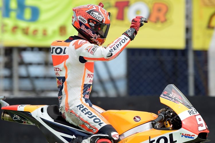 Pebalap Repsol Honda Team asal Spanyol, Marc Marquez, merayakan kemenangan pada balapan GP Argentina di Autodromo Termas de Rio Hondo, Santiago del Estero, Mingu (3/4/2016).