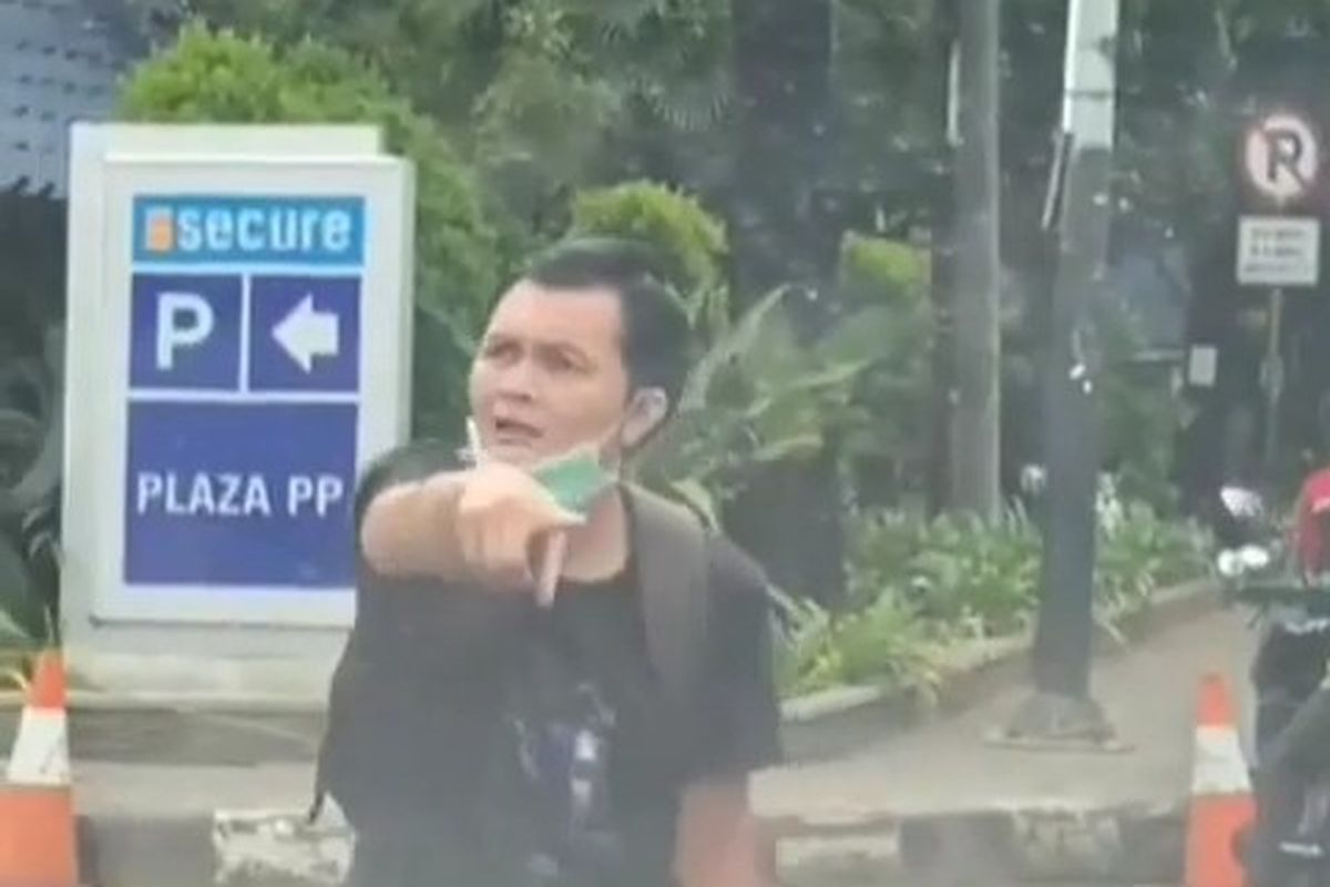 Tangkapan layar video pria diduga berpura-pura tertabrak hingga adang mobil di Pasar Rebo, Jakarta Timur.