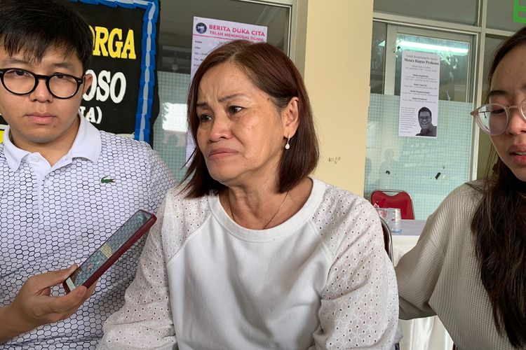 Magdalena (62) ibunda MBP pengendara motor yang ditabrak di kawasan Cakung, Jakarta Timur. Magdalena menceritakan kronologi yang dia ketahui perihal kecelakaan putranya saat ditemui di Rumah Duka RS Taman Harapan Baru, Bekasi Barat, Kamis (15/6/2023).