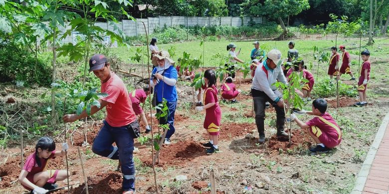 Tahun ini program Outreach dari Binus School Serpong mengangkat tema Kind Acts of Green yang mengajak siswa berkontribusi dalam program penghijauan dengan turut melibatkan orangtua dan guru (8-9/5/2019).