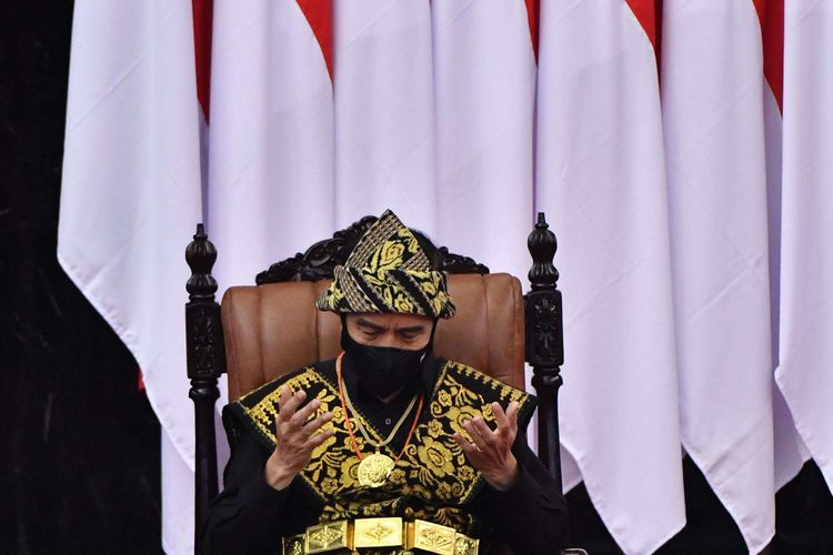 Presiden Joko Widodo mengenakan baju adat dari Pulau Sabu Nusa Tenggara Timur saat memberikan pidato dalam rangka penyampaian laporan kinerja lembaga-lembaga negara dan pidato dalam rangka HUT ke-75 Kemerdekaan RI pada acara sidang Tahunan MPR dan Sidang bersama DPR-DPD di Komplek Parlemen, Senayan, Jakarta Pusat, Kamis (14/8/2020).