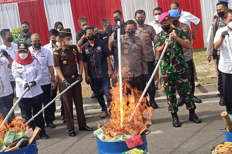 Polda Lampung memusnahkan ratusan kilogram sabu dan ganja serta belasan ribu botol minuman keras.