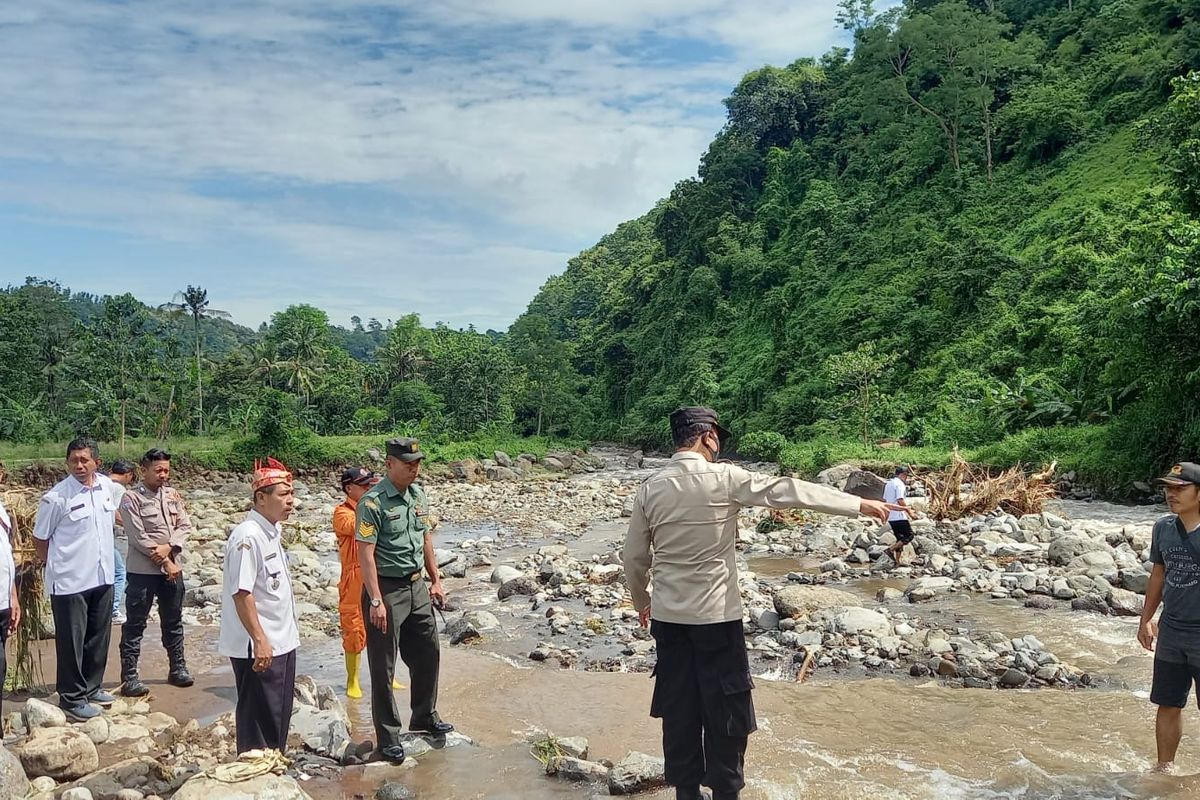 Foto: Kondisi jembatan yang berada di Desa Jatibanteng yang menghubungkan ke beberapa desa ketika ditinjau pada Rabu (1/3/2023)