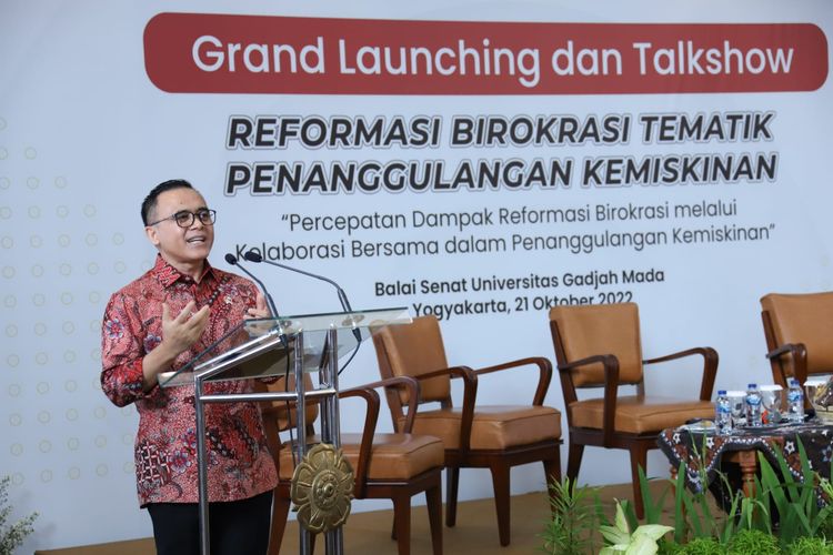 Menteri PANRB, Abdullah Azwar Anas memberikan sambutan dalam peluncuran Reformasi Birokrasi Tematik Penanggulangan Kemiskinan di Universitas Gajah Mada, Yogyakarta, Jumat (21/10/2022).