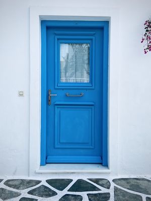 Ilustrasi pintu depan rumah berwarna biru muda